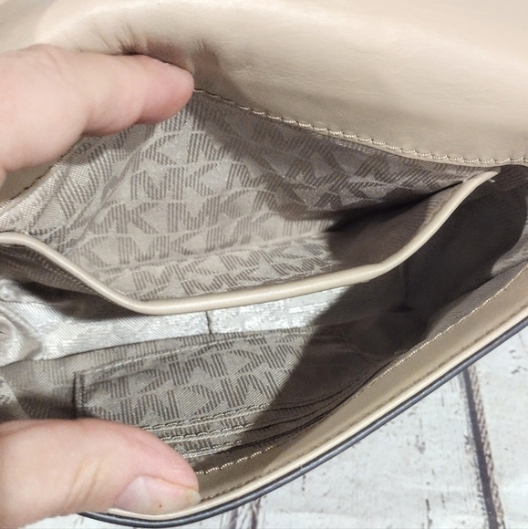 🥰 Michael Kors Madelyn Tan Gold Push Lock Wristlet Clutch Bag - Picture 10 of 13